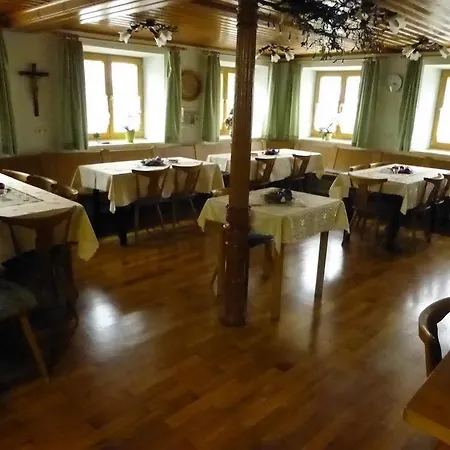 Konukevi Gasthof Zum Roessle Lautrach